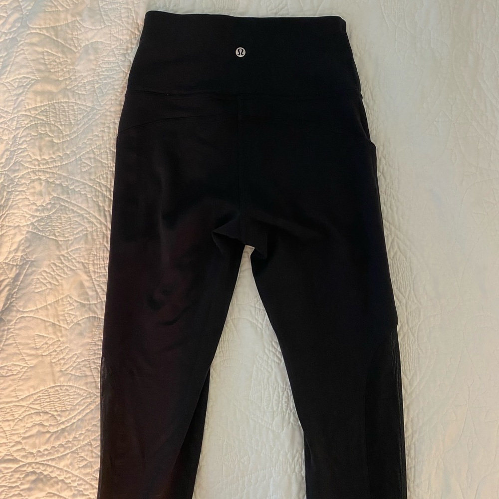 NWOT Size 6 Lululemon leggings with mesh detail and pockets